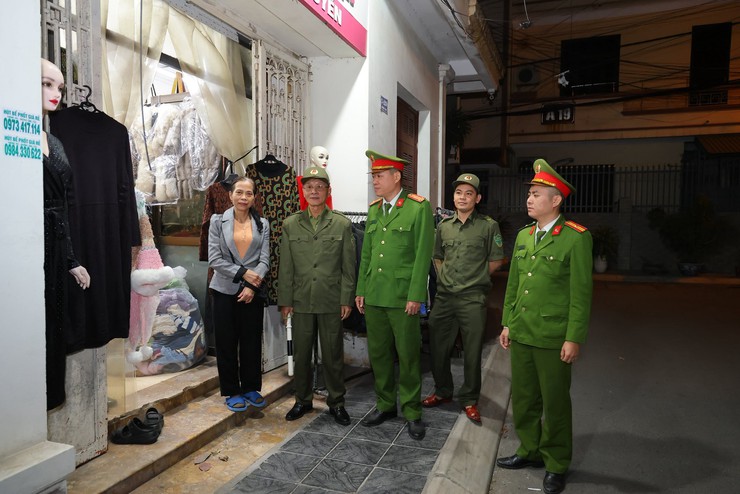 Công an phường Nghĩa Đô – lặng thầm đồng hành cùng Nhân dân trong thời khắc chuyển giao năm mới- Ảnh 5.