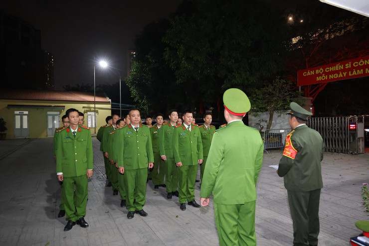 Công an phường Nghĩa Đô – lặng thầm đồng hành cùng Nhân dân trong thời khắc chuyển giao năm mới- Ảnh 1.