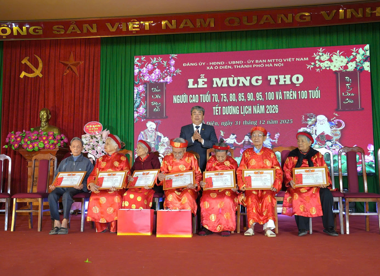 Đảng ủy, HĐND, UBND, UBMTTQ Việt Nam xã Ô Diên tổ chức Lễ mừng thọ cho 1505 Người cao tuổi trên địa bàn xã- Ảnh 3.