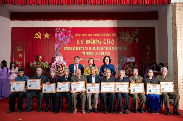 Đảng ủy, HĐND, UBND, UBMTTQ Việt Nam xã Ô Diên tổ chức Lễ mừng thọ cho 1505 Người cao tuổi trên địa bàn xã- Ảnh 6.