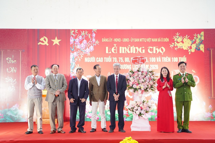 Đảng ủy, HĐND, UBND, UBMTTQ Việt Nam xã Ô Diên tổ chức Lễ mừng thọ cho 1505 Người cao tuổi trên địa bàn xã- Ảnh 7.