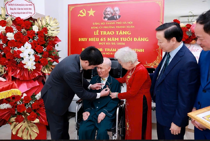 Phường Thanh Xuân trao Huy hiệu 65 năm tuổi Đảng tại nhà cho đảng viên cao tuổi- Ảnh 1.