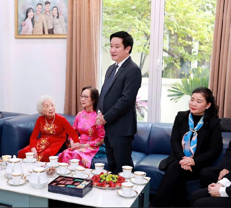 Phường Thanh Xuân trao Huy hiệu 65 năm tuổi Đảng tại nhà cho đảng viên cao tuổi- Ảnh 2.