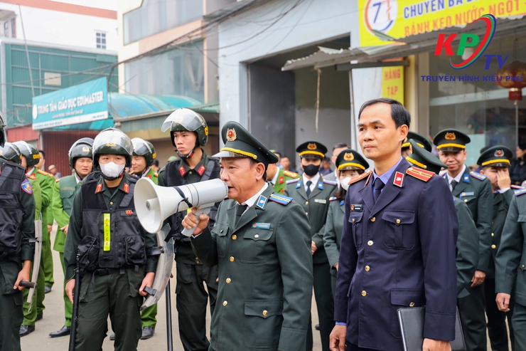 Phòng thi hành án dân sự số 10 thực hiện Cưỡng chế giao quyền sử dụng đất cho người trúng đấu giá tại thôn Đồng Bụt xã Kiều Phú- Ảnh 2.