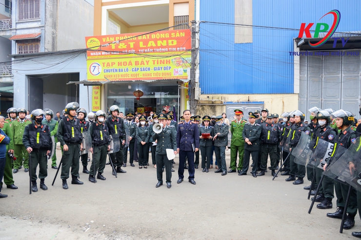 Phòng thi hành án dân sự số 10 thực hiện Cưỡng chế giao quyền sử dụng đất cho người trúng đấu giá tại thôn Đồng Bụt xã Kiều Phú- Ảnh 1.