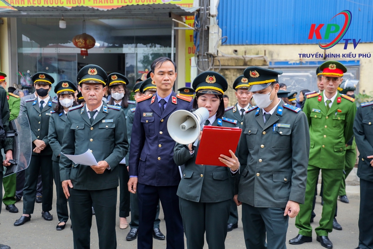 Phòng thi hành án dân sự số 10 thực hiện Cưỡng chế giao quyền sử dụng đất cho người trúng đấu giá tại thôn Đồng Bụt xã Kiều Phú- Ảnh 5.