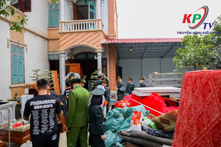 Phòng thi hành án dân sự số 10 thực hiện Cưỡng chế giao quyền sử dụng đất cho người trúng đấu giá tại thôn Đồng Bụt xã Kiều Phú- Ảnh 8.