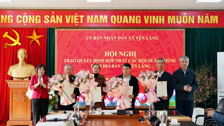 Hội nghị trao quyết định hợp nhất các hội quần chúng trên địa bàn xã Yên Lãng- Ảnh 1.