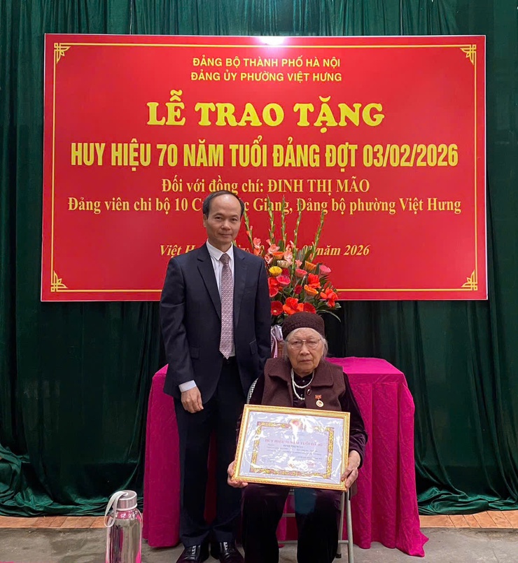 Đảng ủy phường Việt Hưng trao tặng Huy hiệu 75 năm và 70 năm tuổi Đảng tại gia đình các Đảng viên lão thành.- Ảnh 1.