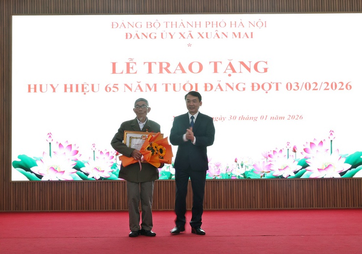 Xuân Mai trao tặng Huy hiệu Đảng đợt 03/2/2026 tới 36 Đảng viên- Ảnh 3.