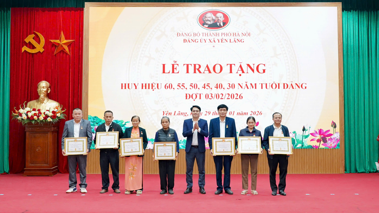 Xã Yên Lãng tổ chức trao Huy hiệu Đảng đợt 3/2/2026- Ảnh 10.