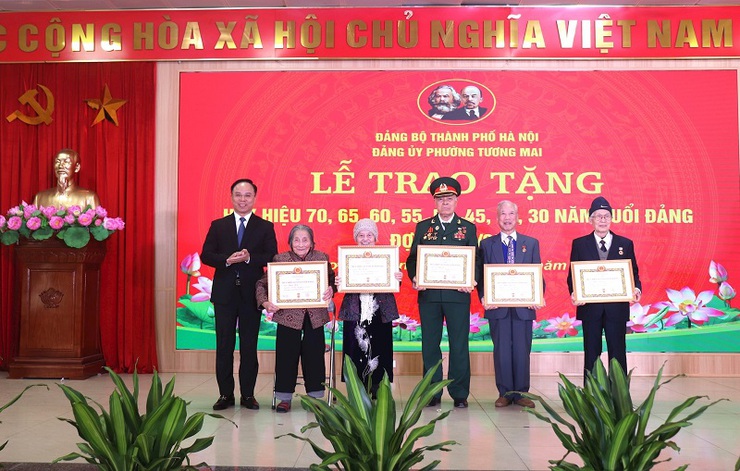 Đảng uỷ phường Tương Mai: Tri ân những người Đảng viên kiên trung dưới lá cờ vẻ vang của Đảng- Ảnh 2.