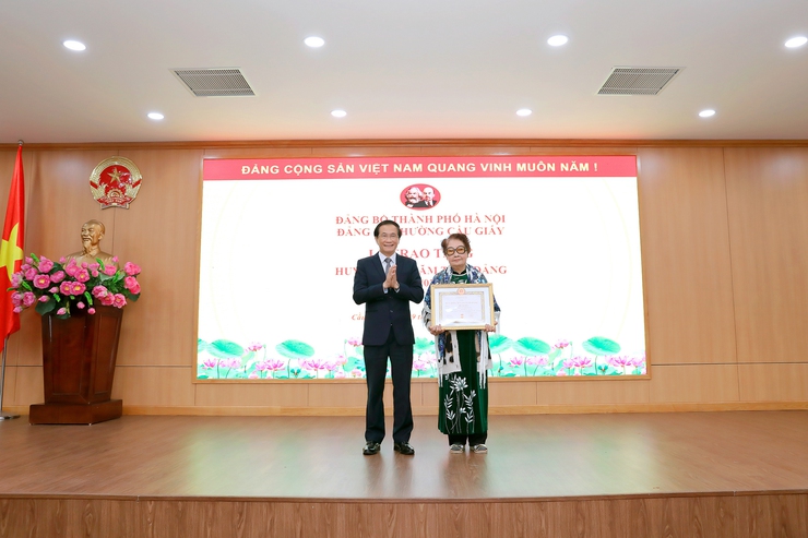 📰 PHƯỜNG CẦU GIẤY TRAO HUY HIỆU ĐẢNG TẶNG 104 ĐẢNG VIÊN ĐỢT 3/2- Ảnh 2.