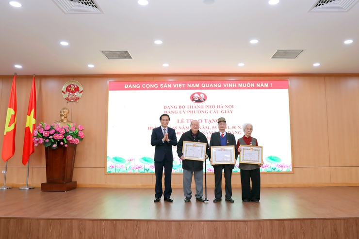 📰 PHƯỜNG CẦU GIẤY TRAO HUY HIỆU ĐẢNG TẶNG 104 ĐẢNG VIÊN ĐỢT 3/2- Ảnh 3.