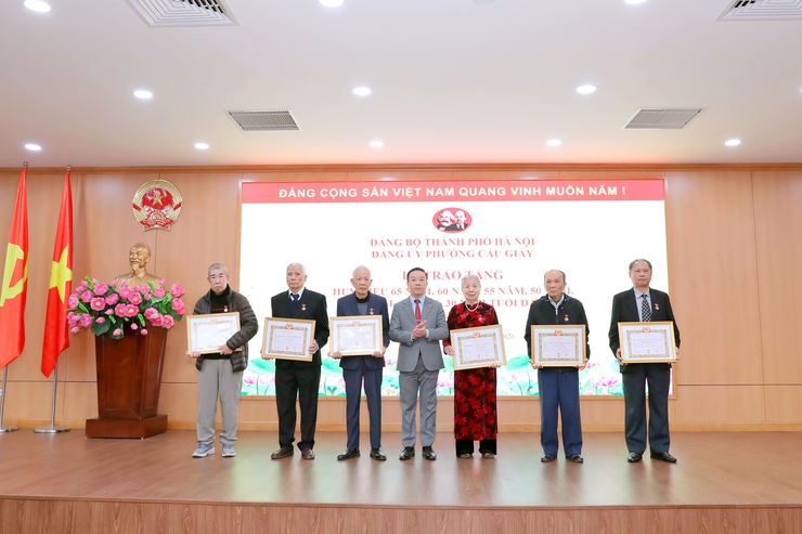 📰 PHƯỜNG CẦU GIẤY TRAO HUY HIỆU ĐẢNG TẶNG 104 ĐẢNG VIÊN ĐỢT 3/2- Ảnh 11.