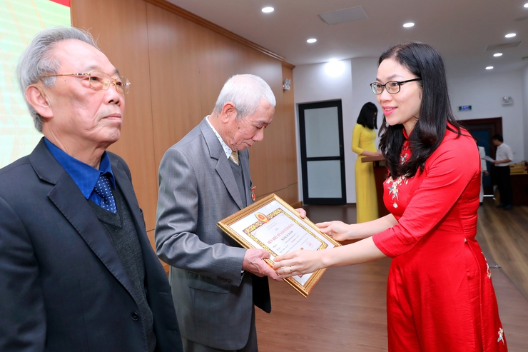 📰 PHƯỜNG CẦU GIẤY TRAO HUY HIỆU ĐẢNG TẶNG 104 ĐẢNG VIÊN ĐỢT 3/2- Ảnh 8.