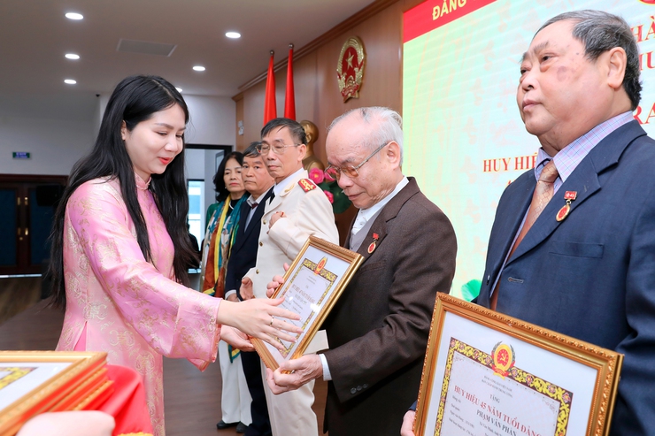 📰 PHƯỜNG CẦU GIẤY TRAO HUY HIỆU ĐẢNG TẶNG 104 ĐẢNG VIÊN ĐỢT 3/2- Ảnh 6.