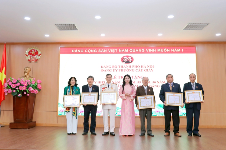 📰 PHƯỜNG CẦU GIẤY TRAO HUY HIỆU ĐẢNG TẶNG 104 ĐẢNG VIÊN ĐỢT 3/2- Ảnh 10.