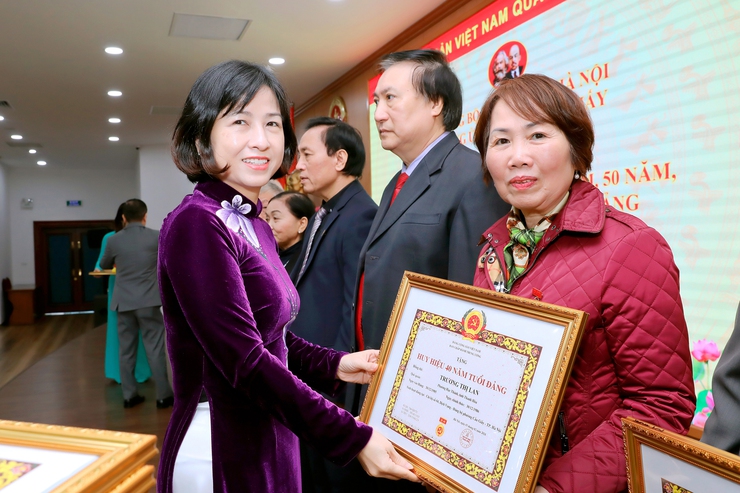 📰 PHƯỜNG CẦU GIẤY TRAO HUY HIỆU ĐẢNG TẶNG 104 ĐẢNG VIÊN ĐỢT 3/2- Ảnh 5.