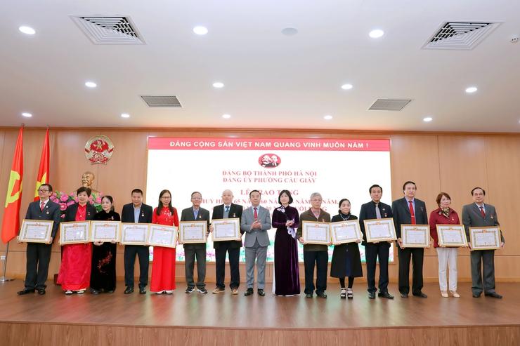 📰 PHƯỜNG CẦU GIẤY TRAO HUY HIỆU ĐẢNG TẶNG 104 ĐẢNG VIÊN ĐỢT 3/2- Ảnh 9.