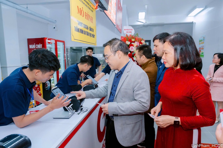Phường Việt Hưng ra mắt mô hình “Smart Canteen”: Bước đột phá trong an toàn thực phẩm học đường và chuyển đổi số- Ảnh 7.