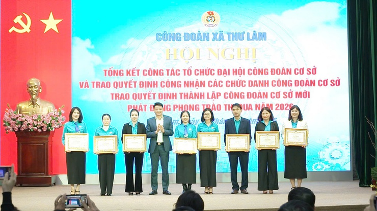Công đoàn xã Thư Lâm tổ chức Hội nghị Tổng kết Công tác tổ chức Đại hội Công đoàn cơ sở và trao quyết định công nhận các chức danh công đoàn cơ sở- Ảnh 10.