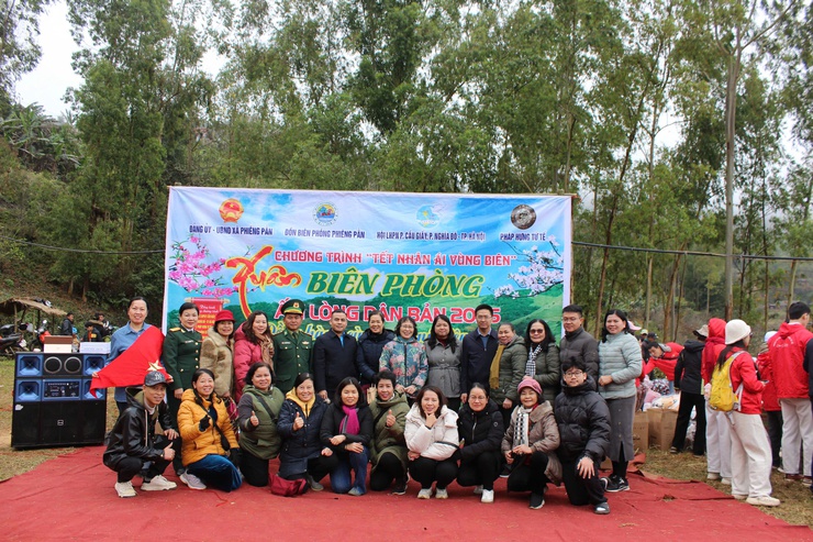 Hội LHPN phường Cầu Giấy thăm, tặng quà các trường hợp có hoàn cảnh khó khăn tại xã Phiêng Pằn- Ảnh 6.