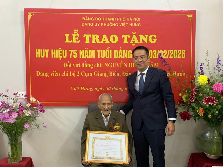 Đảng ủy phường Việt Hưng trao tặng Huy hiệu 75 năm và 70 năm tuổi Đảng tại gia đình các Đảng viên lão thành.- Ảnh 2.