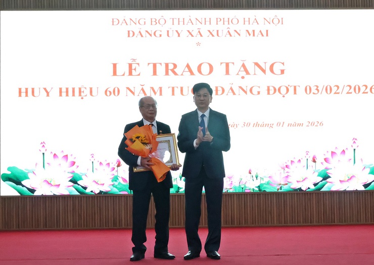 Xuân Mai trao tặng Huy hiệu Đảng đợt 03/2/2026 tới 36 Đảng viên- Ảnh 4.
