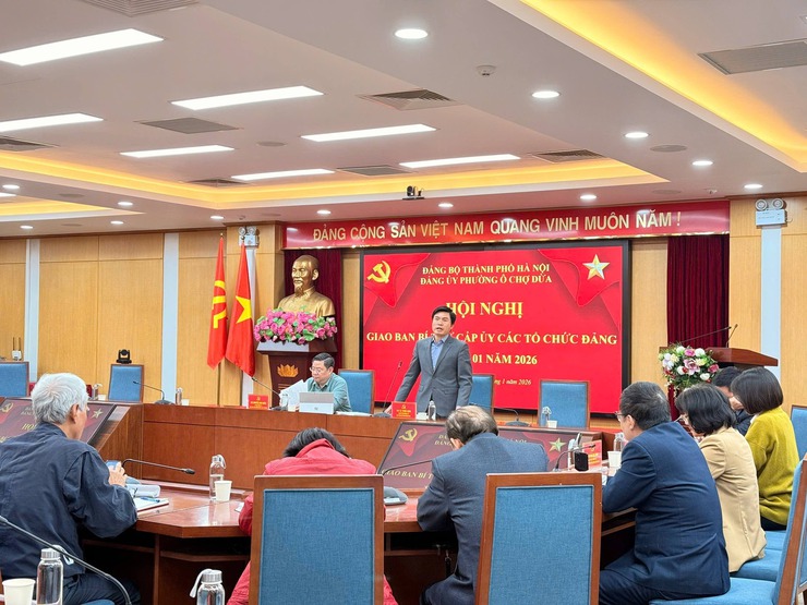 Đảng ủy Phường Ô Chợ Dừa : Quyết tâm triển khai nhiệm vụ ngay từ tháng đầu năm và tuyên dương Bí thư chi bộ xuất sắc tiêu biểu Thành phố- Ảnh 1.