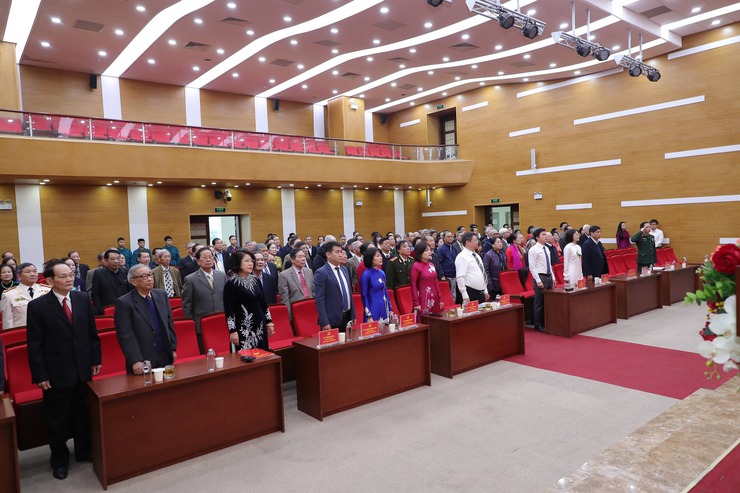 Ô Chợ Dừa : Trang trọng Lễ trao tặng huy hiệu Đảng đợt 03/2- Sáng ngời niềm tin theo Đảng- Ảnh 1.