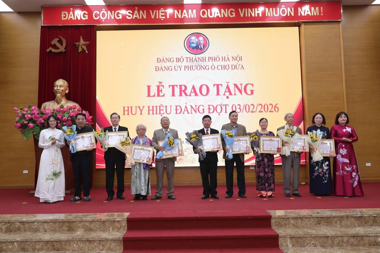 Ô Chợ Dừa : Trang trọng Lễ trao tặng huy hiệu Đảng đợt 03/2- Sáng ngời niềm tin theo Đảng- Ảnh 10.