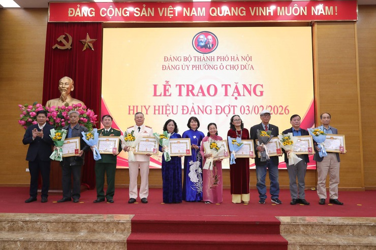 Ô Chợ Dừa : Trang trọng Lễ trao tặng huy hiệu Đảng đợt 03/2- Sáng ngời niềm tin theo Đảng- Ảnh 11.