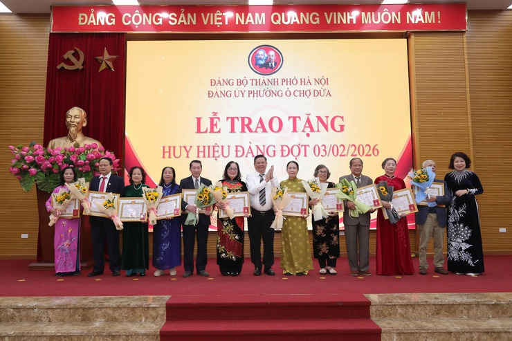 Ô Chợ Dừa : Trang trọng Lễ trao tặng huy hiệu Đảng đợt 03/2- Sáng ngời niềm tin theo Đảng- Ảnh 12.