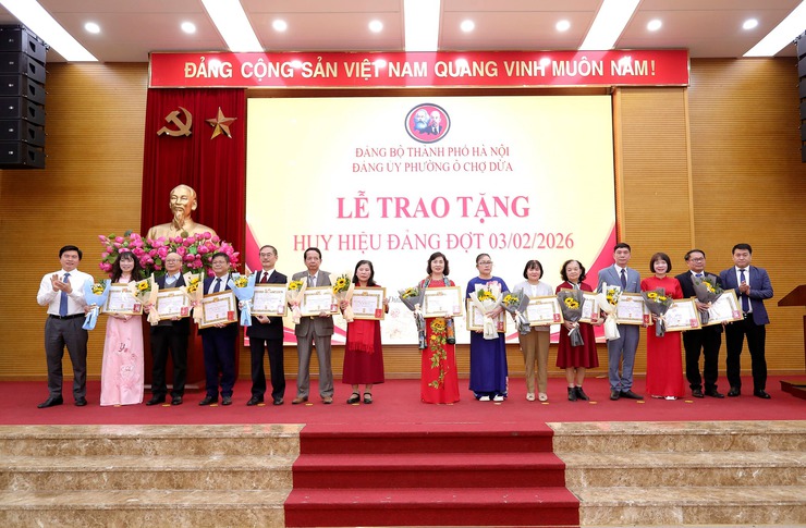 Ô Chợ Dừa : Trang trọng Lễ trao tặng huy hiệu Đảng đợt 03/2- Sáng ngời niềm tin theo Đảng- Ảnh 13.