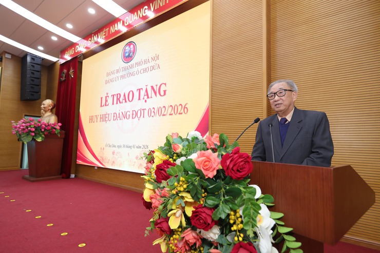 Ô Chợ Dừa : Trang trọng Lễ trao tặng huy hiệu Đảng đợt 03/2- Sáng ngời niềm tin theo Đảng- Ảnh 14.