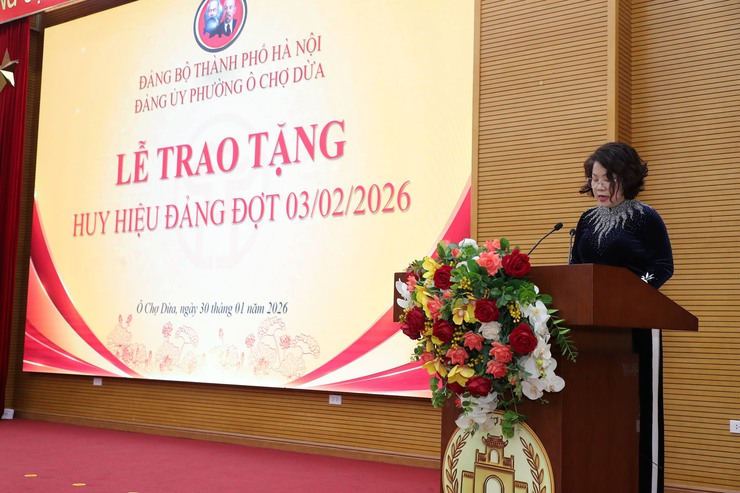 Ô Chợ Dừa : Trang trọng Lễ trao tặng huy hiệu Đảng đợt 03/2- Sáng ngời niềm tin theo Đảng- Ảnh 2.