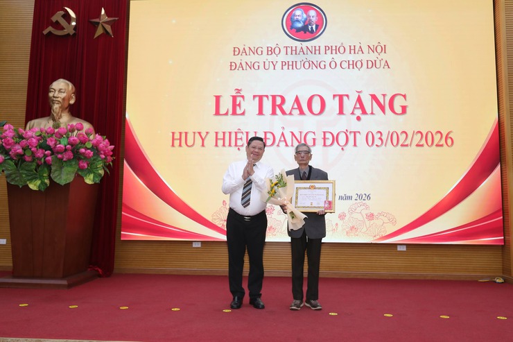 Ô Chợ Dừa : Trang trọng Lễ trao tặng huy hiệu Đảng đợt 03/2- Sáng ngời niềm tin theo Đảng- Ảnh 3.