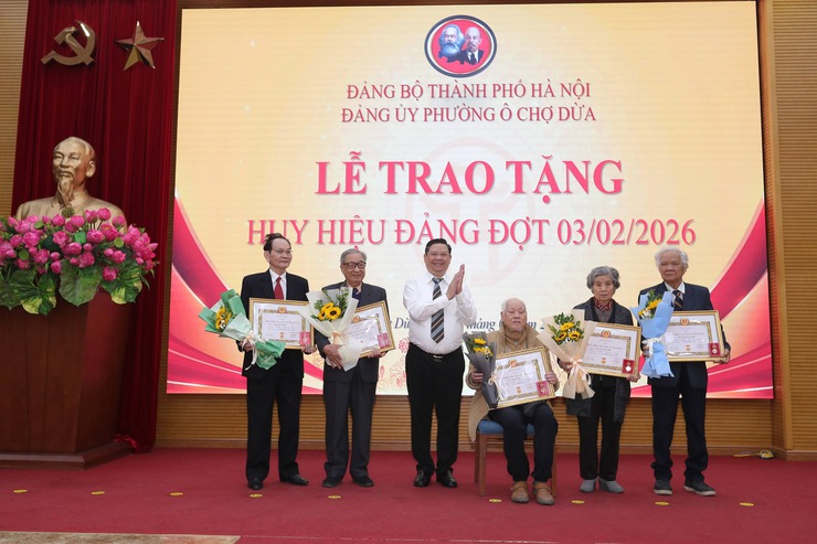 Ô Chợ Dừa : Trang trọng Lễ trao tặng huy hiệu Đảng đợt 03/2- Sáng ngời niềm tin theo Đảng- Ảnh 4.