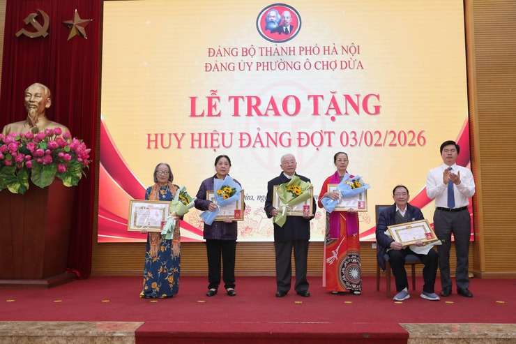 Ô Chợ Dừa : Trang trọng Lễ trao tặng huy hiệu Đảng đợt 03/2- Sáng ngời niềm tin theo Đảng- Ảnh 5.