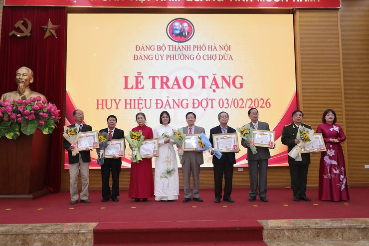 Ô Chợ Dừa : Trang trọng Lễ trao tặng huy hiệu Đảng đợt 03/2- Sáng ngời niềm tin theo Đảng- Ảnh 6.