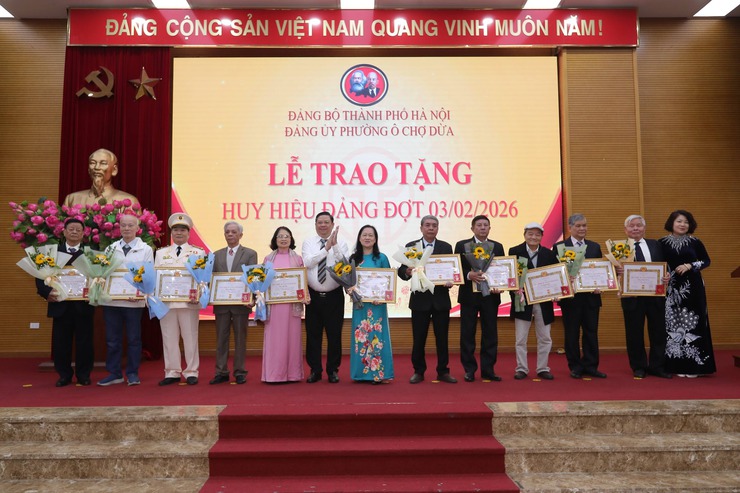 Ô Chợ Dừa : Trang trọng Lễ trao tặng huy hiệu Đảng đợt 03/2- Sáng ngời niềm tin theo Đảng- Ảnh 7.