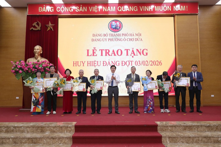 Ô Chợ Dừa : Trang trọng Lễ trao tặng huy hiệu Đảng đợt 03/2- Sáng ngời niềm tin theo Đảng- Ảnh 8.