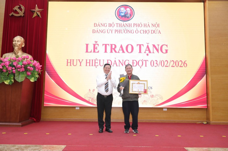 Ô Chợ Dừa : Trang trọng Lễ trao tặng huy hiệu Đảng đợt 03/2- Sáng ngời niềm tin theo Đảng- Ảnh 9.