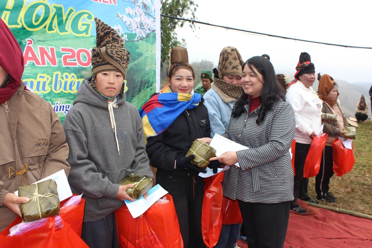 Hội LHPN phường Cầu Giấy thăm, tặng quà các trường hợp có hoàn cảnh khó khăn tại xã Phiêng Pằn- Ảnh 4.