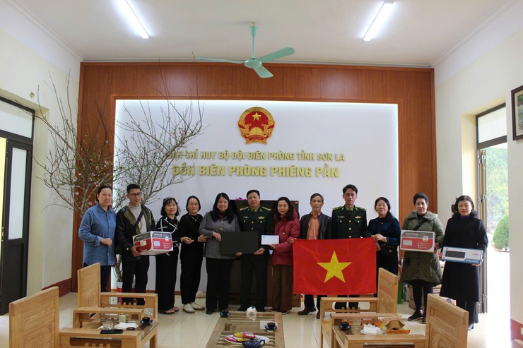 Hội LHPN phường Cầu Giấy thăm, tặng quà các trường hợp có hoàn cảnh khó khăn tại xã Phiêng Pằn- Ảnh 3.