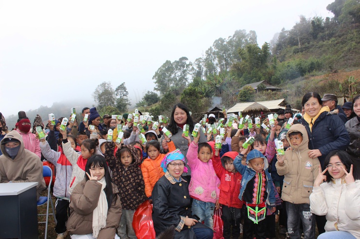 Hội LHPN phường Cầu Giấy thăm, tặng quà các trường hợp có hoàn cảnh khó khăn tại xã Phiêng Pằn- Ảnh 1.
