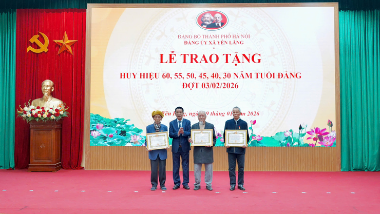 Xã Yên Lãng tổ chức trao Huy hiệu Đảng đợt 3/2/2026- Ảnh 3.
