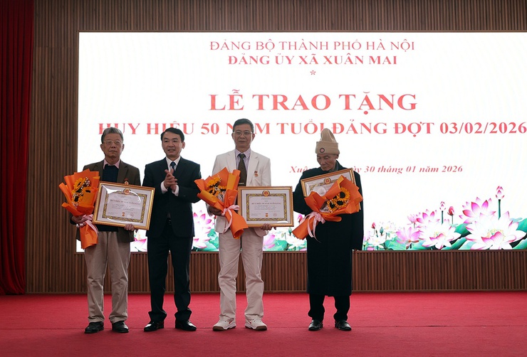Xuân Mai trao tặng Huy hiệu Đảng đợt 03/2/2026 tới 36 Đảng viên- Ảnh 6.