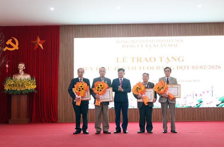 Xuân Mai trao tặng Huy hiệu Đảng đợt 03/2/2026 tới 36 Đảng viên- Ảnh 7.
